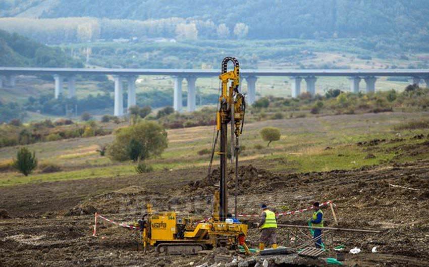 foto - au început lucrările la autostrada demolată între sibiu şi orăştie. ministrul transporturilor a făcut scandal!