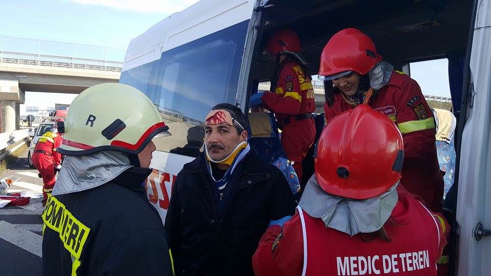 VIDEO FOTO - Maşină în flăcări, victime încarcerate şi tamponări în lanţ pe autostrada Sibiu-Orăştie. Din fericire a fost doar o simulare!