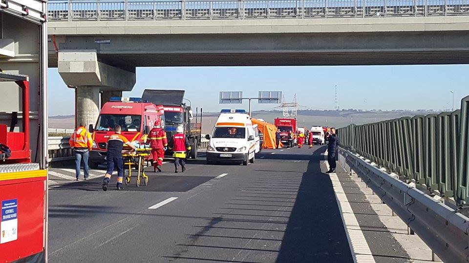 VIDEO FOTO - Maşină în flăcări, victime încarcerate şi tamponări în lanţ pe autostrada Sibiu-Orăştie. Din fericire a fost doar o simulare!