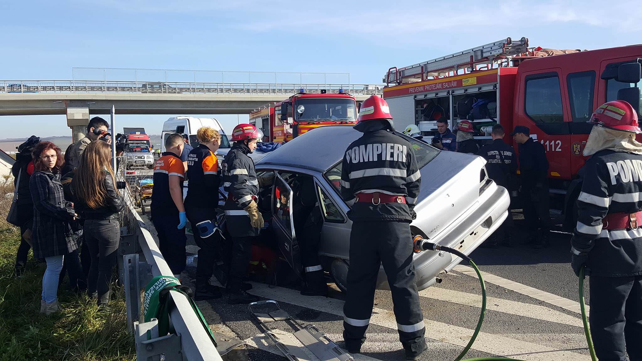 VIDEO FOTO - Maşină în flăcări, victime încarcerate şi tamponări în lanţ pe autostrada Sibiu-Orăştie. Din fericire a fost doar o simulare!