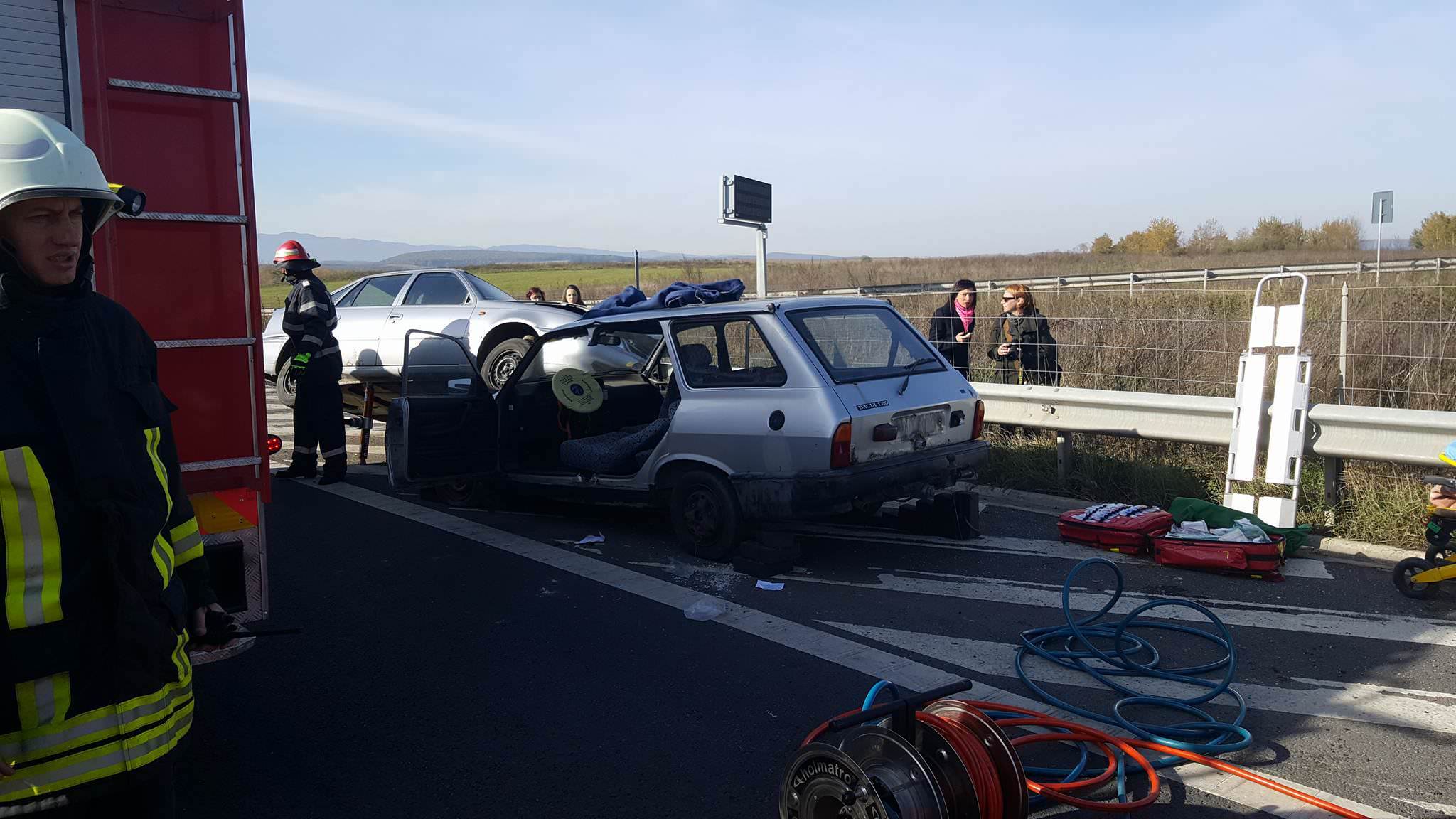 VIDEO FOTO - Maşină în flăcări, victime încarcerate şi tamponări în lanţ pe autostrada Sibiu-Orăştie. Din fericire a fost doar o simulare!