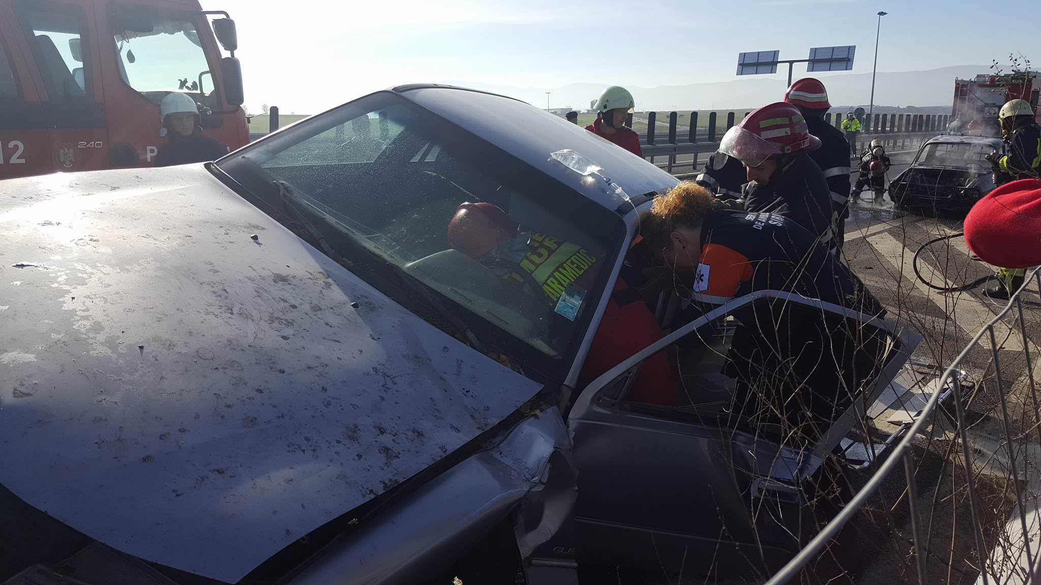 VIDEO FOTO - Maşină în flăcări, victime încarcerate şi tamponări în lanţ pe autostrada Sibiu-Orăştie. Din fericire a fost doar o simulare!