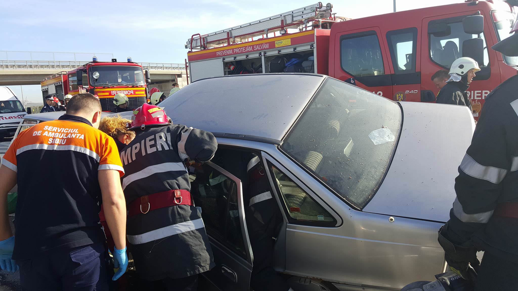 VIDEO FOTO - Maşină în flăcări, victime încarcerate şi tamponări în lanţ pe autostrada Sibiu-Orăştie. Din fericire a fost doar o simulare!