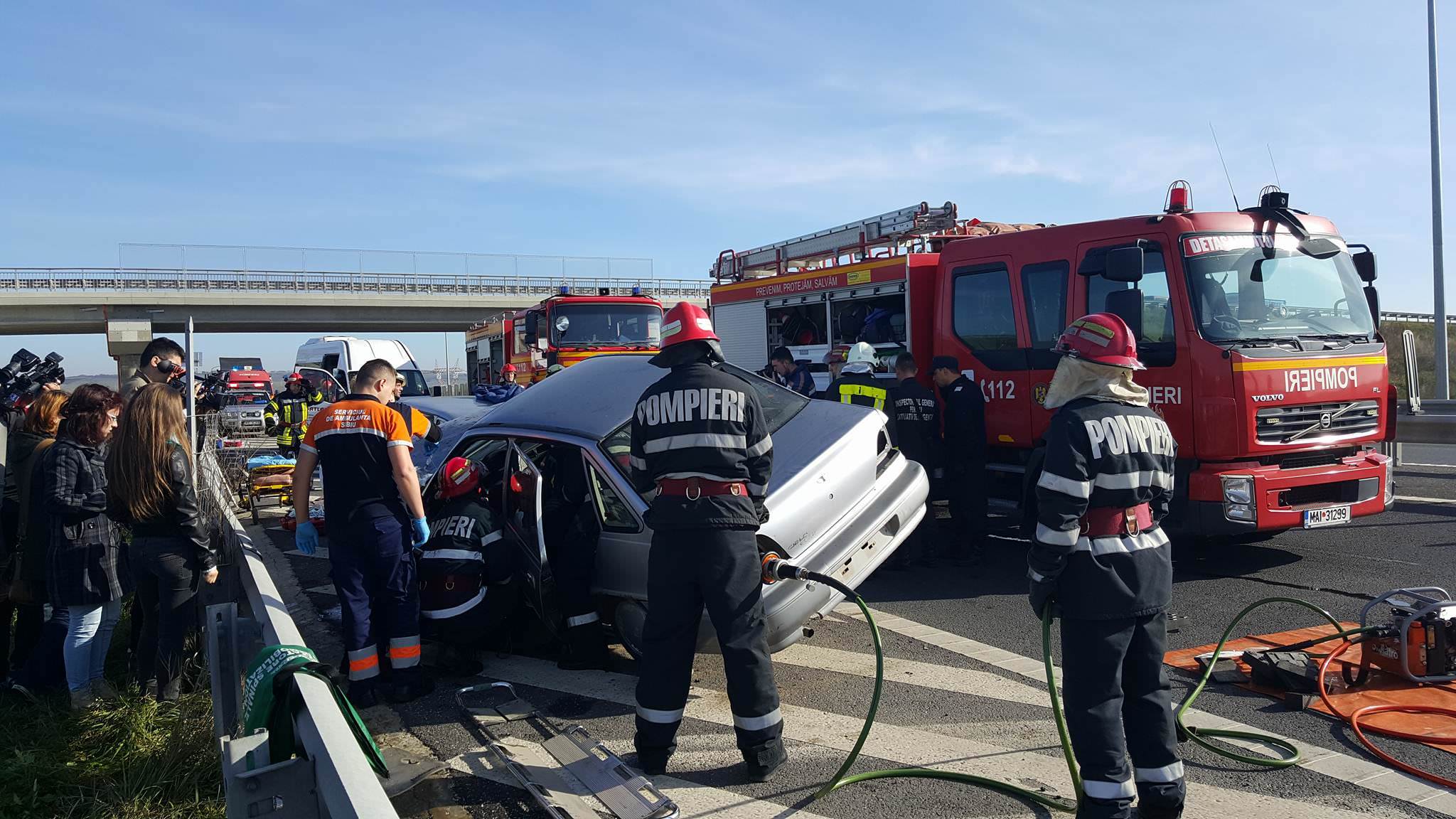 VIDEO FOTO - Maşină în flăcări, victime încarcerate şi tamponări în lanţ pe autostrada Sibiu-Orăştie. Din fericire a fost doar o simulare!