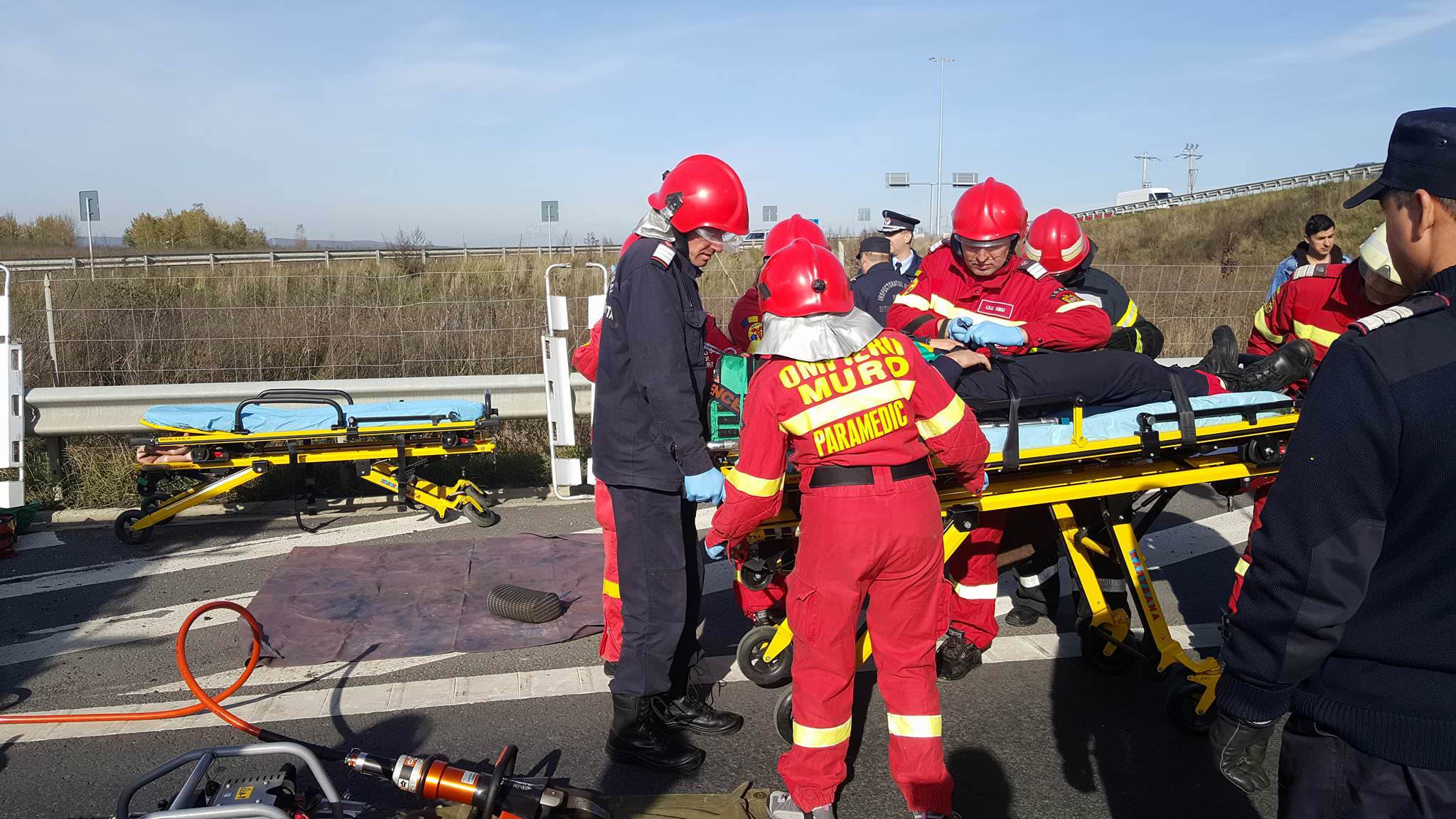 VIDEO FOTO - Maşină în flăcări, victime încarcerate şi tamponări în lanţ pe autostrada Sibiu-Orăştie. Din fericire a fost doar o simulare!