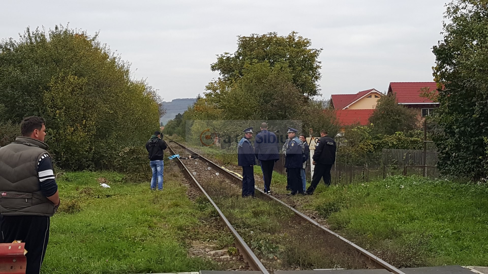 VIDEO FOTO – Bărbat din Vâlcea, lovit mortal de tren pe Câmpului. I-a retezat capul! (IMAGINI DURE)