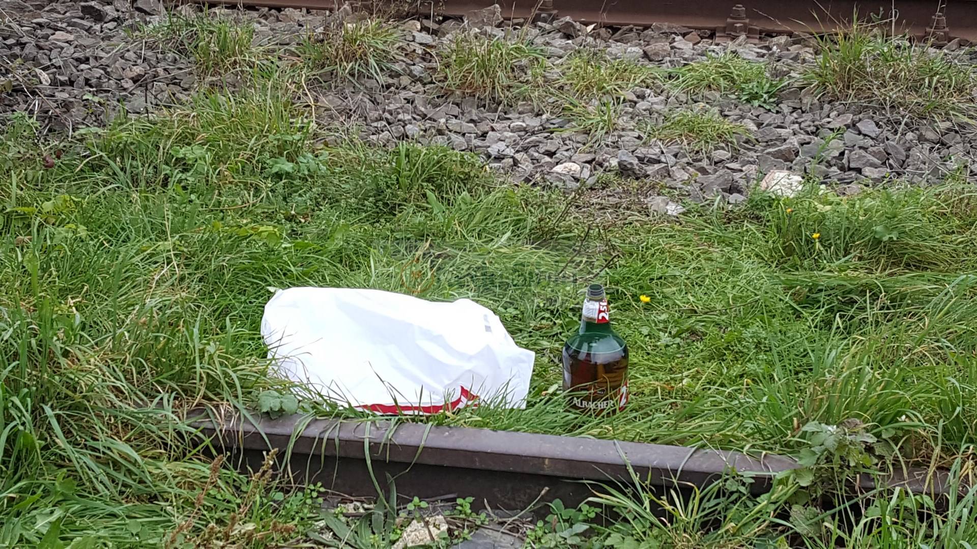 video foto – bărbat din vâlcea, lovit mortal de tren pe câmpului. i-a retezat capul! (imagini dure)