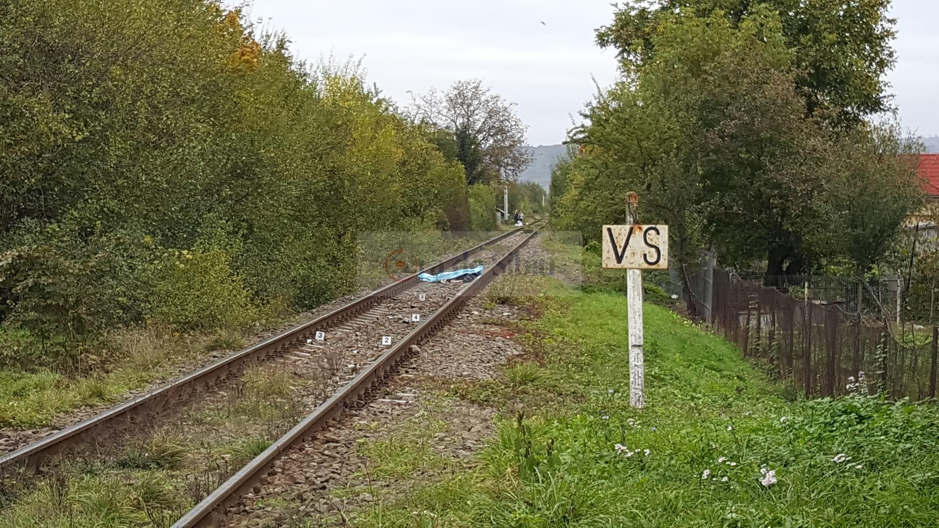 VIDEO FOTO – Bărbat din Vâlcea, lovit mortal de tren pe Câmpului. I-a retezat capul! (IMAGINI DURE)