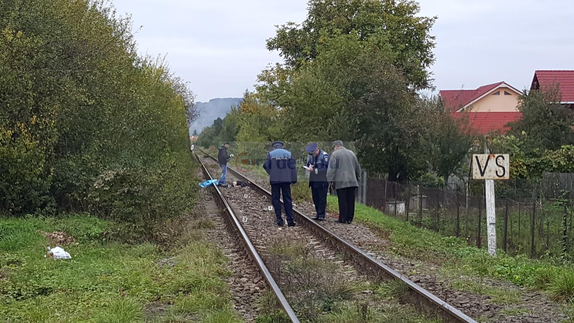 VIDEO FOTO – Bărbat din Vâlcea, lovit mortal de tren pe Câmpului. I-a retezat capul! (IMAGINI DURE)