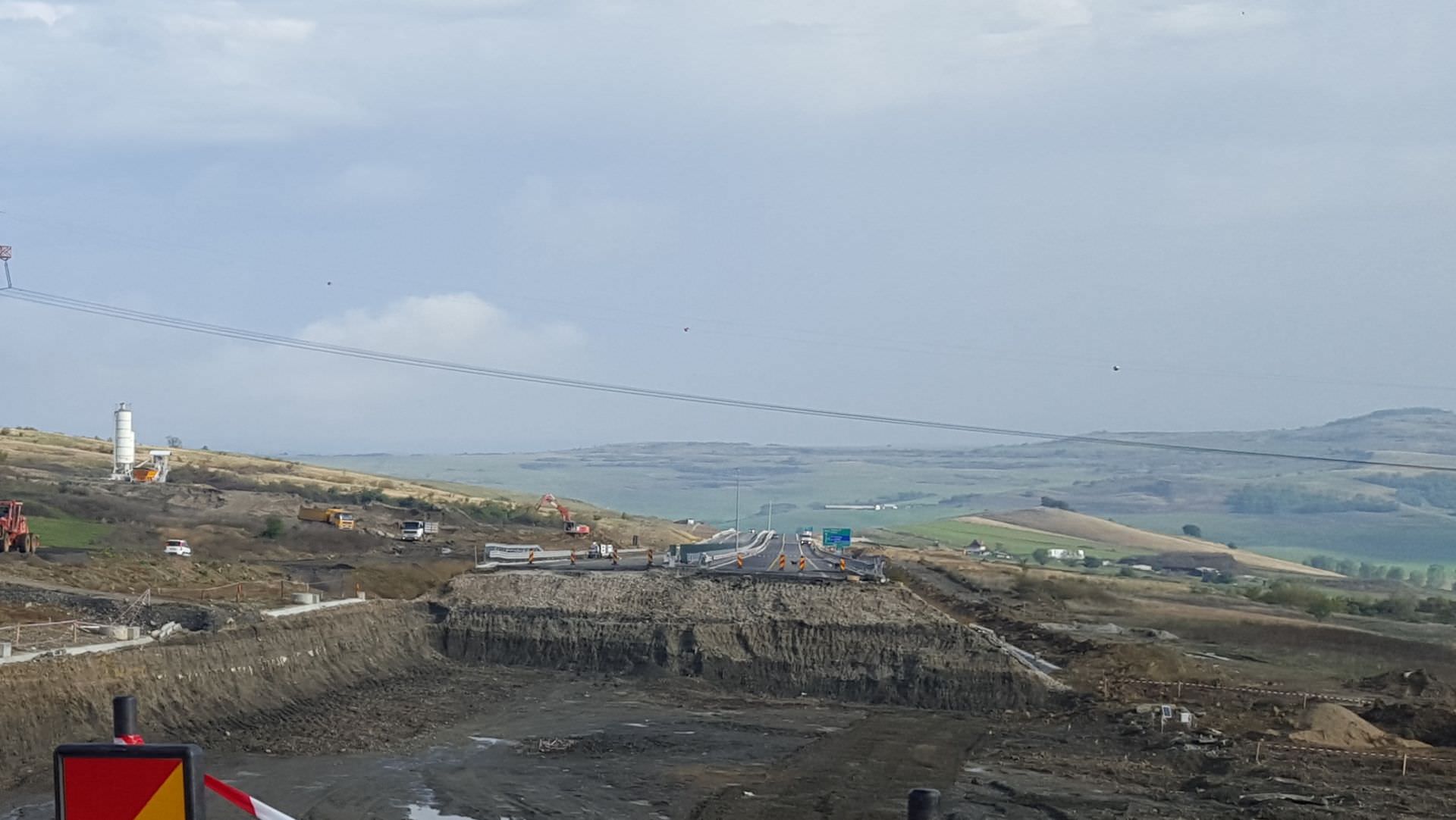 video - cnadnr trage tare să termine lucrările la autostrada închisă de la sibiu. cu doar 12 muncitori…
