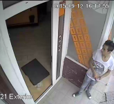 update video foto - poliția caută trei tineri care au furat banii dintr-un magazin de pe mihai viteazu. îi recunoşti?