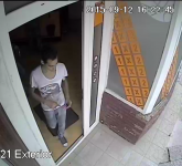 update video foto - poliția caută trei tineri care au furat banii dintr-un magazin de pe mihai viteazu. îi recunoşti?
