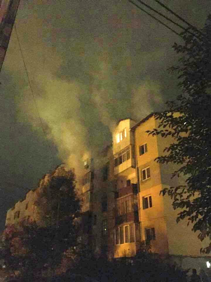 update foto – incendiu violent în țiglari. un tânăr s-a aruncat pe geam, iar alte 42 de persoane au fost evacuate!