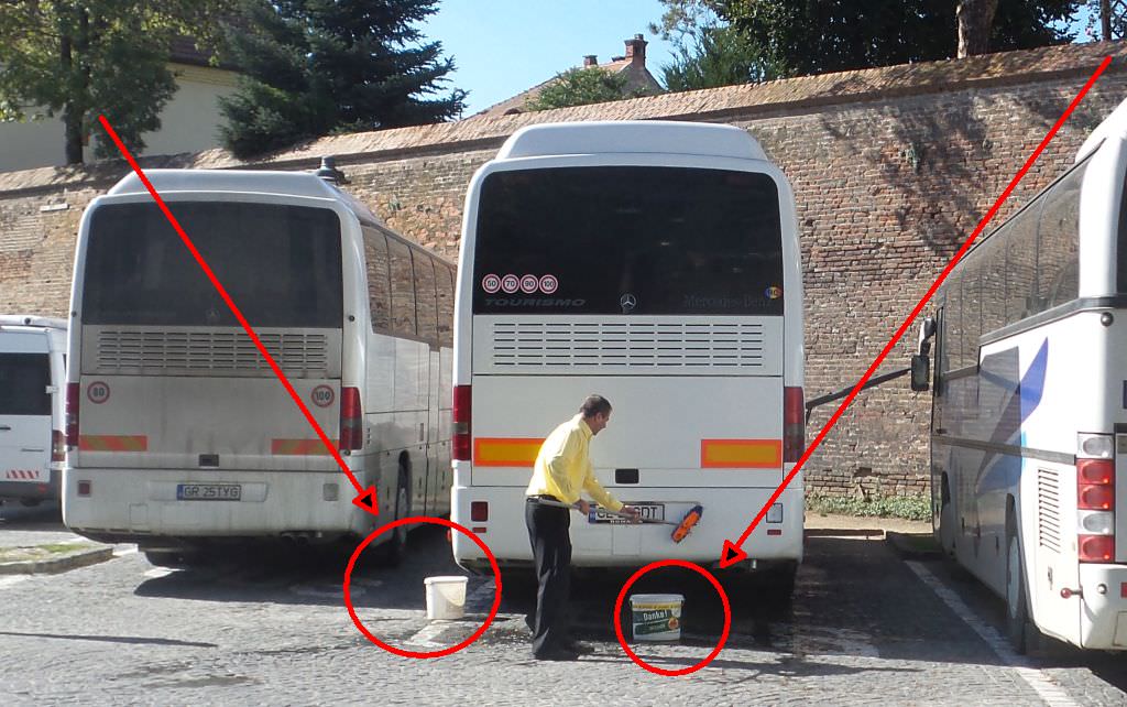 video foto: un mârlan – a spalat autocarul în centrul sibiului. fără nici o jenă!