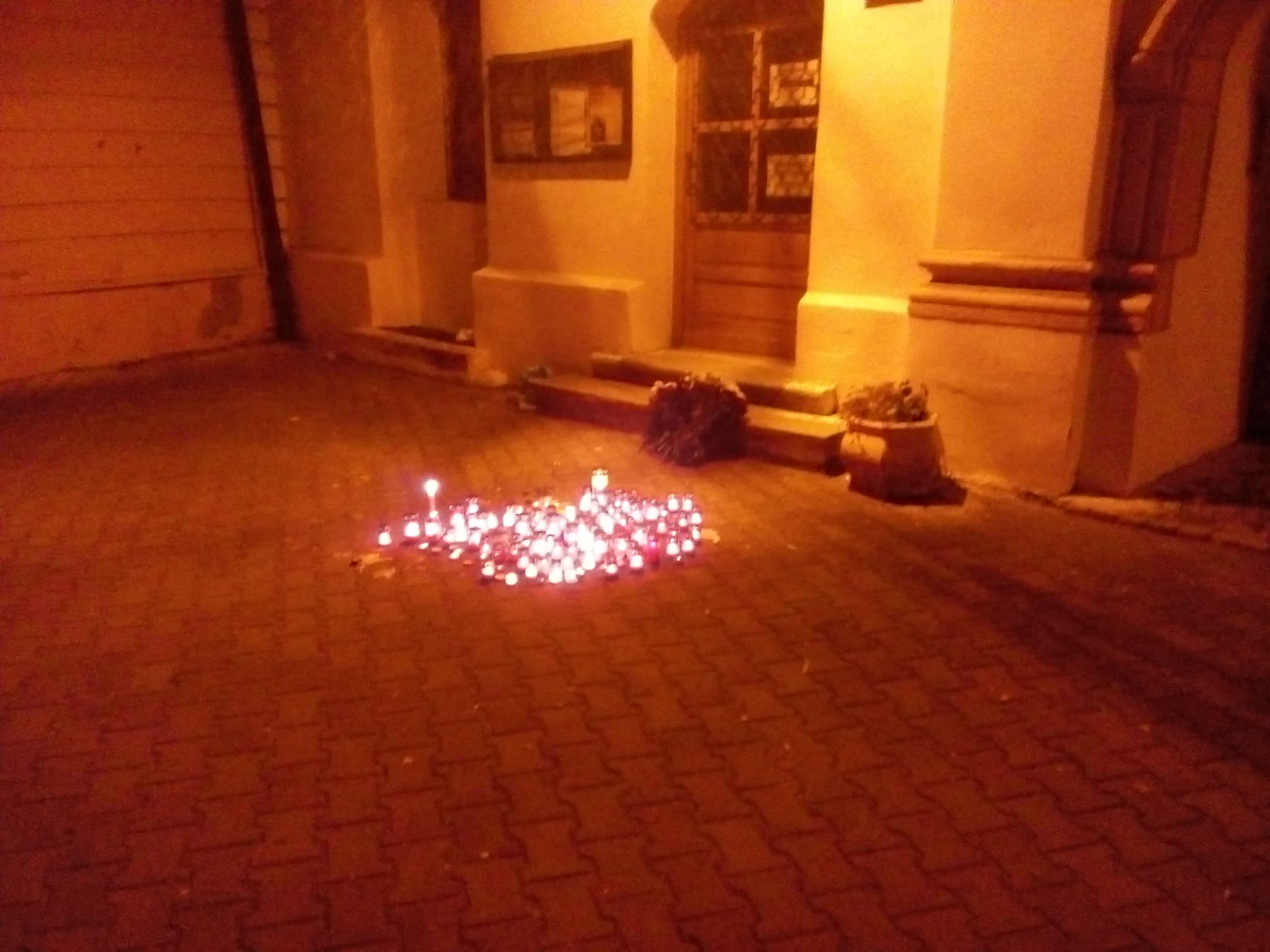 foto - medieșenii solidari cu victimele tragediei din club colectiv. sute de lumânări aprinse în centrul orașului!