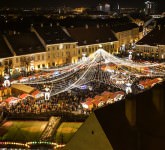 VIDEO şi FOTO – Sibiul e parcă mai frumos ca oricând. Magie în Târgul de Crăciun din Piața Mare!