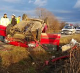 VIDEO FOTO – Accident spectaculos pe drumul Hoților. Trei copii și două femei, victime!