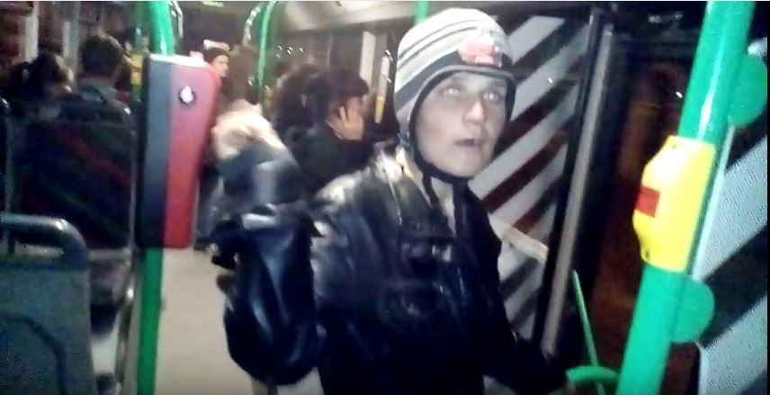 video - o femeie face „spectacol” într-un autobuz tursib. călătorii s-au speriat!
