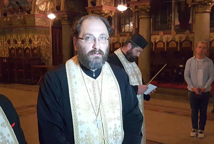 video – cel mai iubit preot din românia: ” la primul spectacol rock voi fi lângă tineri în reverendă și cu crucea pe piept”