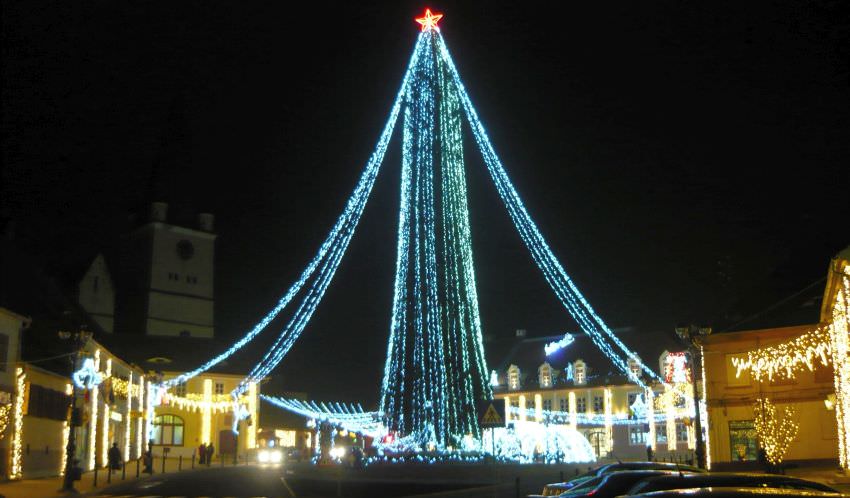 video foto la cisnădie s-au aprins luminile în cel mai înalt brad de crăciun din românia. arată frumos!