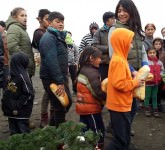 VIDEO FOTO – BUCURIE dăruită în prag de Sărbători pentru zeci de copii și familii nevoiașe din Sibiu. Ne-au răsplătit cu ZÂMBETE DE FERICIRE!