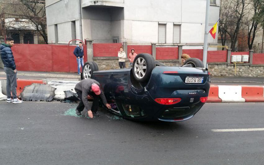 update video foto accident spectaculos pe strada şaguna. o mașină s-a răsturnat!