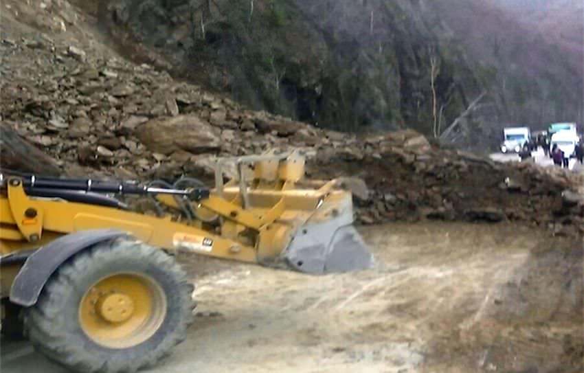 foto – au început lucrările de deblocare a drumului pe valea oltului. cnadnr a estimat cât vor dura!