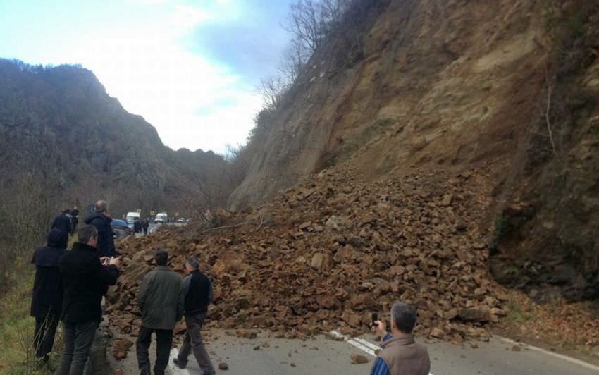 update foto - valea oltului rămâne blocată complet. un versant s-a prăbușit și o mașină a fost prinsă sub stânci!
