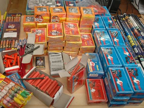 minori cercetaţi penal la sibiu pentru că vindeau petarde şi artificii