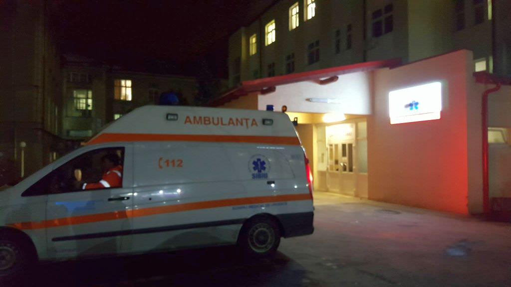 update bătaie în fața unui club din sibiu - un bărbat dus în stare gravă la spital
