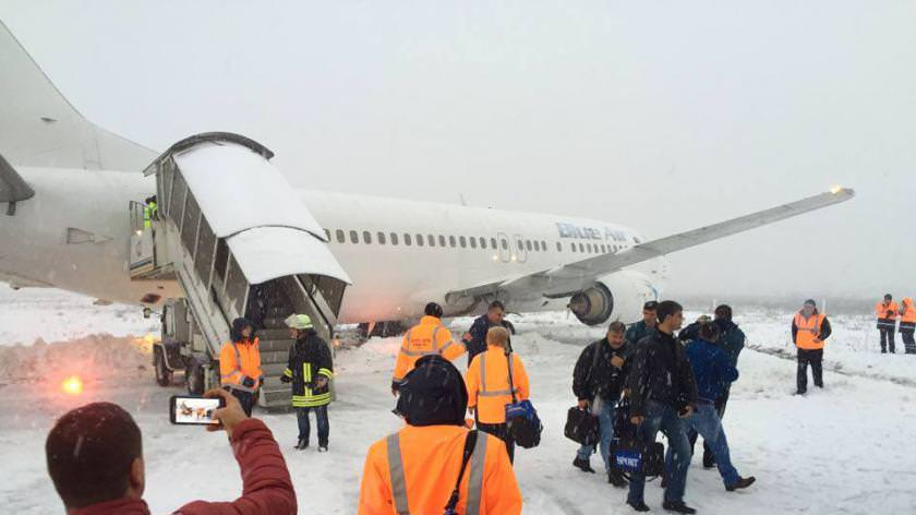 video – foto avion blue air cu 116 pasageri ieșit de pe pistă aterizare. clipe de coșmar pentru pasageri!