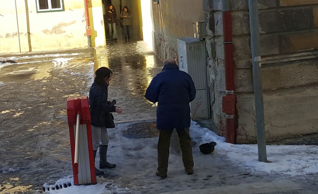 video – foto capcane de gheață pe trotuarele din centrul sibiului. pericol public pentru oameni!