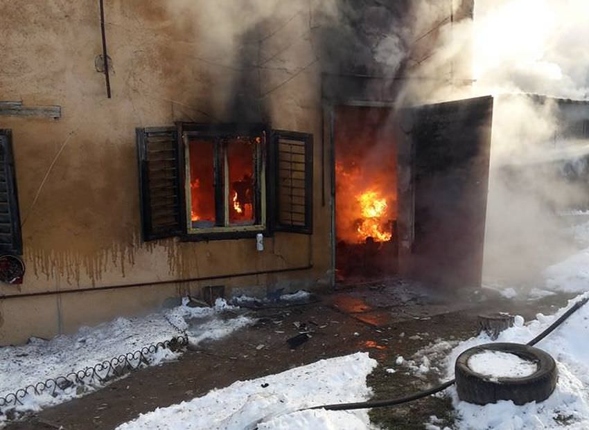 trei incendii puternice anihilate în weekendul trecut de către pompierii sibieni