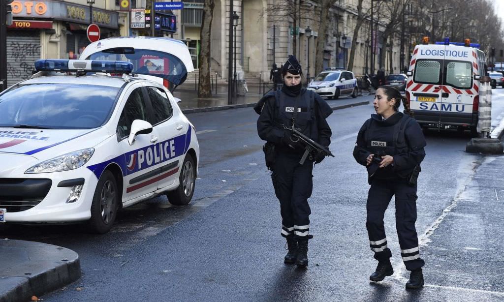 foto - alertă în paris. bărbat ucis în fața unei secții de poliție!