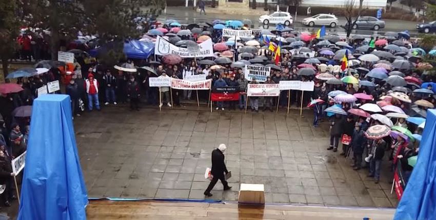 video - proteste în valea jiului. se cere salvarea de la moarte a mineritului!