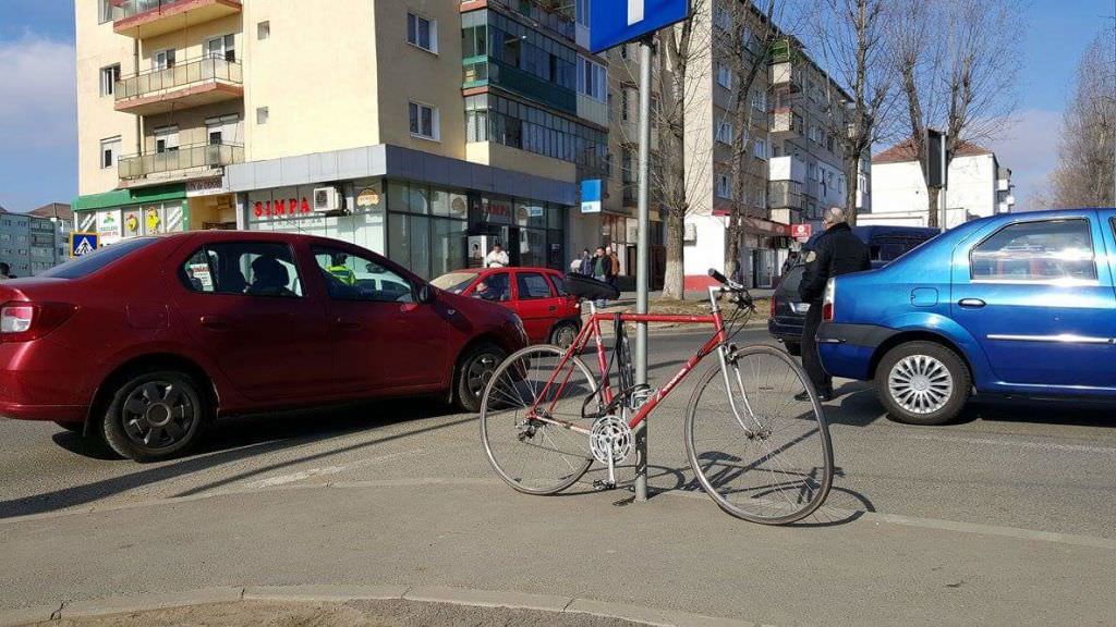 accident la cireșica: un biciclist a fost lovit de un logan - trafic ingreunat - video-foto