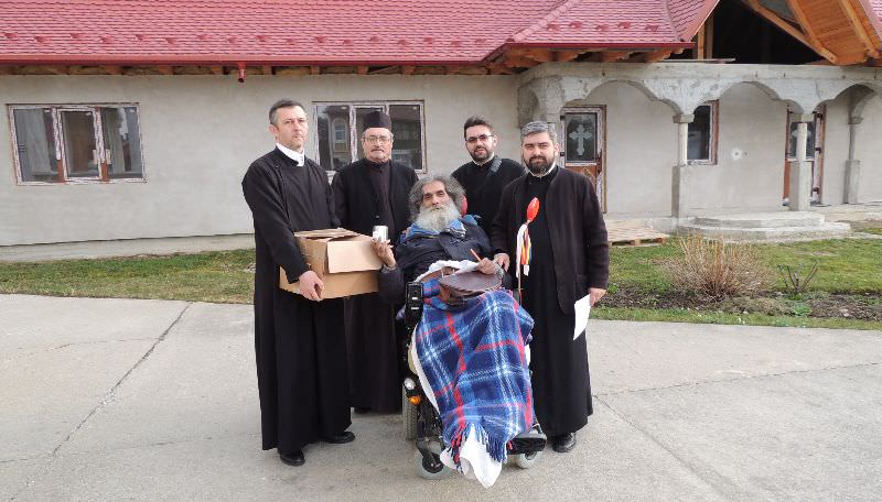 Arhiepiscopia Sibiului a făcut o donație în bani și alimente unei persoane cu handicap sever