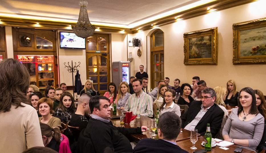 foto – tinerii liberali s-au întâlnit la cafenea politică cu femei de succes din sibiu