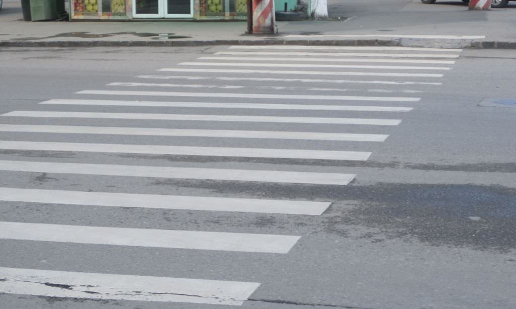 femeie lovită de o mașină în timp ce traversa pe zebră pe șoseaua alba iulia
