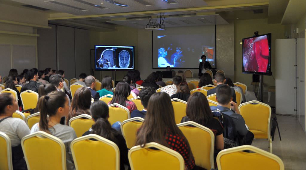 aproximativ 100 de studenți mediciniști au asistat la o intervenție de neurochirurgie transmisă live la polisano
