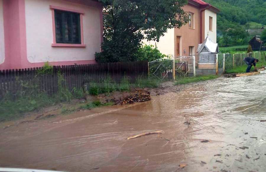 video – ploaia face ravagii în sibiu. drumul către agnita acoperit de apă! rupere de nori pe dn7!