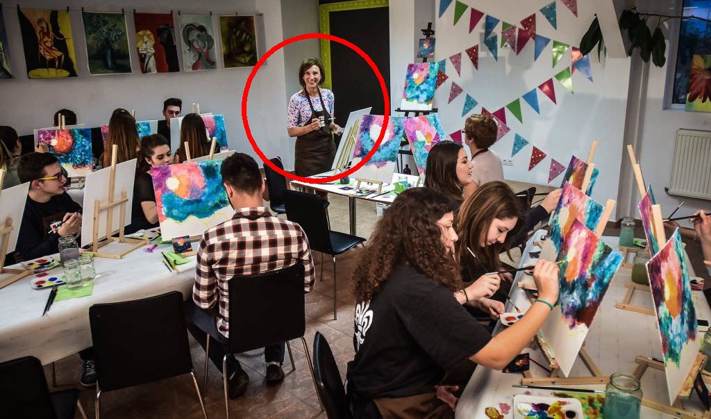 foto - soția președintelui iohannis s-a apucat de pictat. cot la cot cu elevii săi!