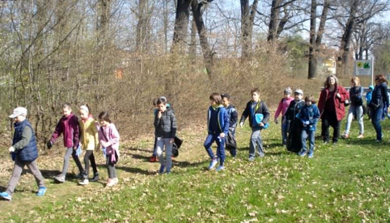 foto – elevii și dascălii de la școala „i.l.caragiale”, au ecologizat o parte din pădurea dumbrava