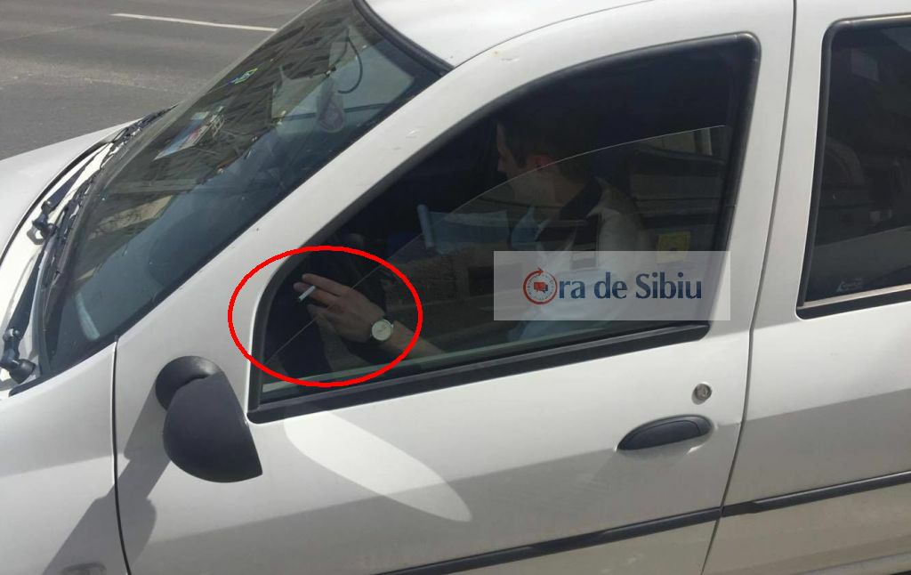 foto – polițist din sibiu cercetat pentru că ar fi fumat în mașina poliției. poate să ia amendă!