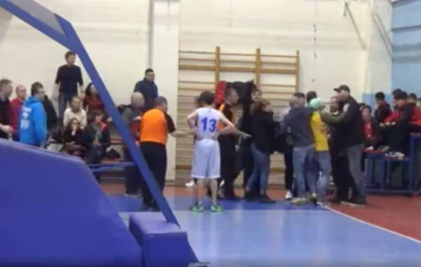 video – scandal sub ochii juniorilor de la csu sibiu la un meci de la târgoviște. ce a putut face acest antrenor!