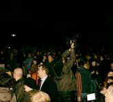 foto mii de oameni au umplut pajiştea din faţa bisericii din bezded în noaptea de înviere