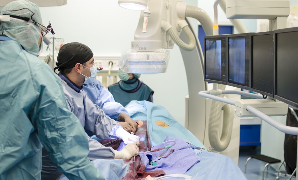 foto - un celebru chirurg american ”fură meserie” de la medici de top din sibiu. se specializează aici!