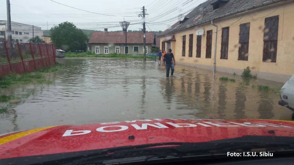 update foto - ploile au făcut probleme în județ. inundații în mai multe gospodării din orașul cisnădie!