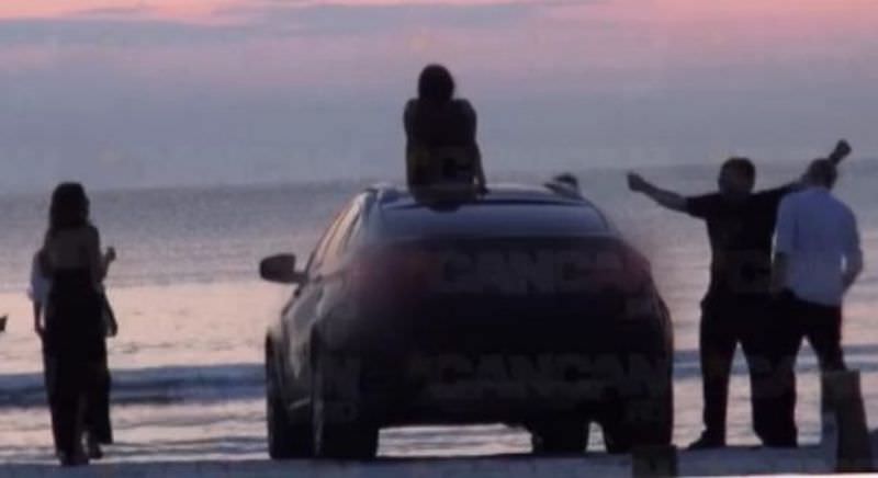 topul mârlanilor - șmecher din sibiu cu mașina pe plaja la mamaia. e un tânăr pilot de raliuri! (foto)