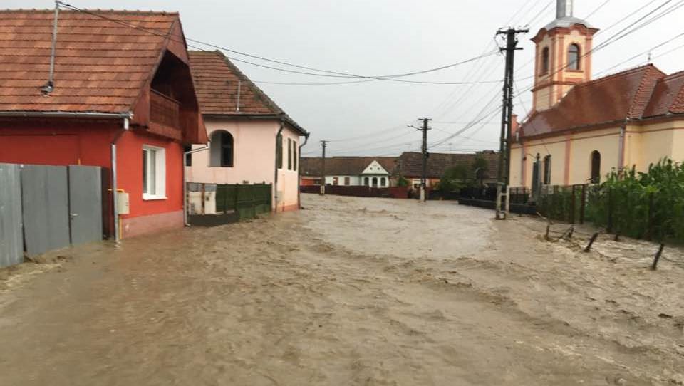 foto – inundații grave în nordul județului la velț și boian. dj142b blocat de ape!